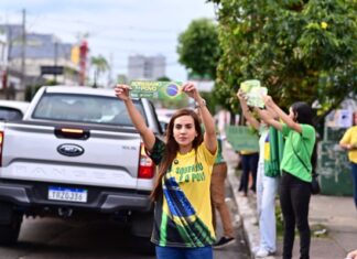 Débora Menezes vira alvo de chacota e críticas após campanha com bandeiras do Brasil nas ruas de Manaus