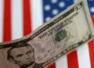 Dólar perde força e passa a cair após EUA excluir uma série de produtos brasileiros de tarifaço