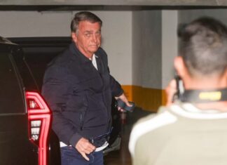 Sob tornozeleira, Bolsonaro vai ao PL e evita imprensa: “Não posso falar”