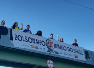 “Bolsonaro inimigo do Brasil”, diz faixa em Manaus