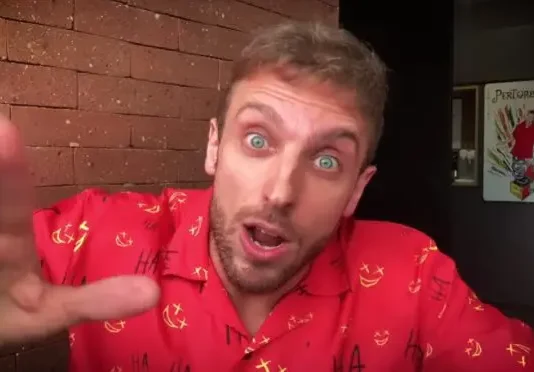 Juiz rejeita indenização de R$ 500 mil exigida por piadas de Léo Lins