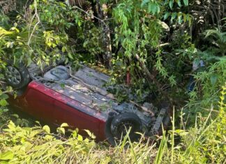 Carro capota na Avenida Solimões e condutora sai ilesa em Manaus