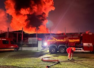 Incêndio completa 24 horas e ainda atinge fábricas da Effa Motors e Valfilm da Amazônia