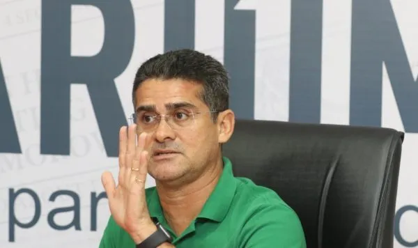 David-Almeida-levantando-a-mão-e1605289375761
