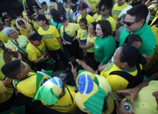 ’Seremos sua voz’, diz Maria do Carmo a Bolsonaro durante ligação feita no ‘Reaja, Brasil’ em Manaus