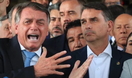 Flávio oferece cargo a Bolsonaro em eventual governo e promete anistia