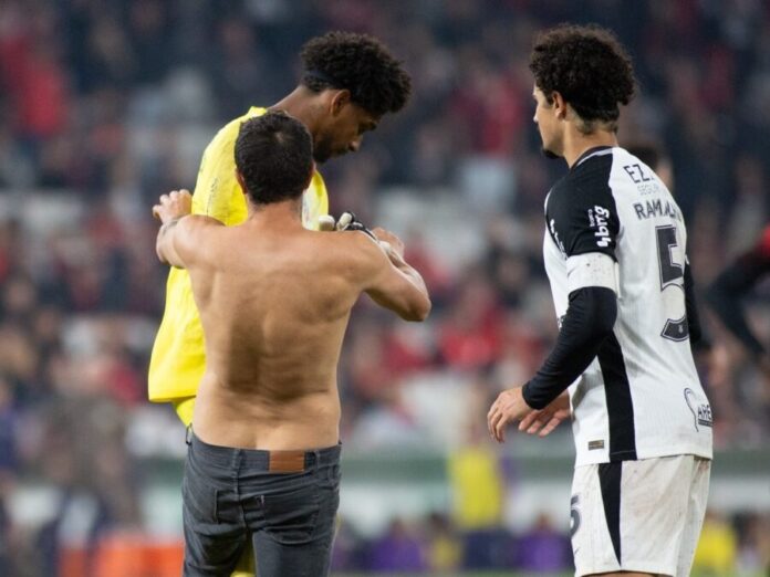 hugo-souza-e-agredido-por-torcedor-que-invadiu-o-campo-durante-athletico-x-corinthians-jogo-da-copa-do-brasil-1756349555441_v2_4x3