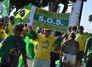 Ato bolsonarista na Ponta Negra reúne apoiadores e critica Alexandre de Moraes