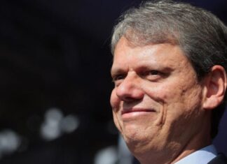 “O Brasil não aguenta mais o PT e não aguenta mais o Lula”, diz Tarcísio