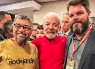 Lula posa com neto de Fidel Castro durante encontro do PT em Brasília
