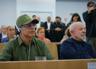 Presidente da Colômbia alerta que América do Sul não deve apoiar genocidas em discurso em Manaus com amigo de Lula