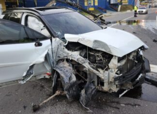 Carro destrói poste em acidente na Avenida do Turismo na Ponta Negra em Manaus