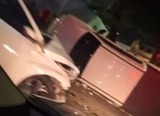 Caminhonete capota após colisão no Conjunto Eldorado em Manaus