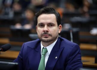 Alberto Neto lidera cenários para o Governo do Amazonas e cresce também na disputa ao Senado