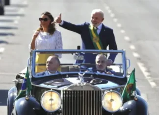 Desfile de Lula tem presença de aliados, mas ato é esvaziado sem STF