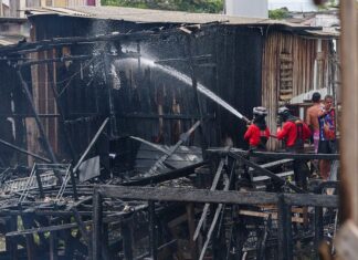 Atuação rápida do Corpo de Bombeiros evita propagação de fogo em residências na zona oeste de Manaus