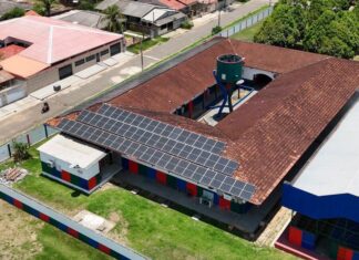 Capitão Alberto Neto inaugura sistema de energia solar em escolas de Humaitá
