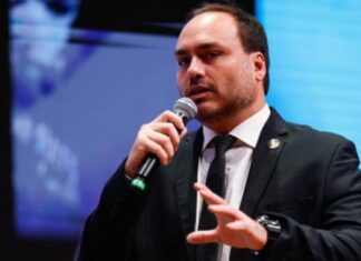 Carlos Bolsonaro fala em “oportunistas” após briga com Nikolas Ferreira