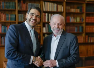 Lula confirma indicação de Messias para cadeira aberta com saída de Barroso no STF