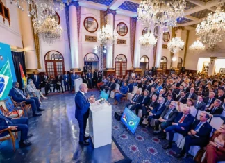 Lula exalta pureza do biodiesel da Petrobras e diz que combustível “dá até para beber”