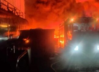 Incêndio de grandes proporções atinge empresa de reciclagem na Zona Leste de Manaus