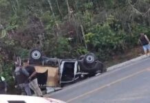 Viatura do IML capota ao desviar de carro e deixa feridos na BR-174 no Amazonas