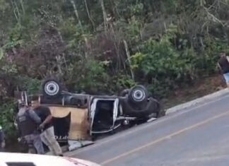 Viatura do IML capota ao desviar de carro e deixa feridos na BR-174 no Amazonas