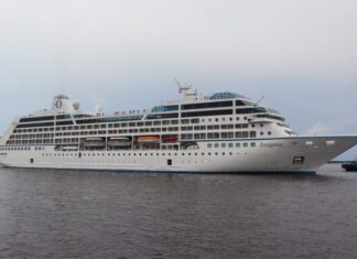 Temporada de Cruzeiros: Navio Insignia atraca no Porto de Manaus com mais de 980 turistas