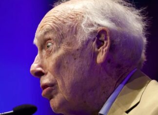 James Watson, que ajudou a decifrar estrutura do DNA, morre aos 97 anos