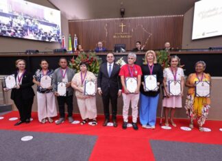 Presidente Roberto Cidade outorga a ‘Medalha de Mérito Hamilton Cidade’ para 93 servidores aposentados do Legislativo Estadual