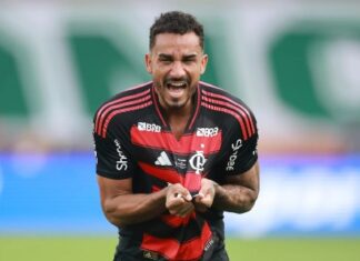 Com gol de Danilo, Flamengo vence o Palmeiras e é tetracampeão da Libertadores