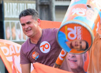 Prefeito David Almeida é denunciado por contratos de cremação de R$ 50 milhões em Manaus