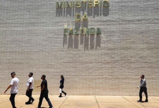 Fazenda reduz estimativa para PIB e inflação em 2025