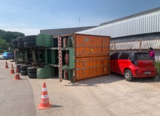 Acidente na Bola da Gillete: contêiner se desprende de carreta e quase provoca tragédia no Distrito Industrial I