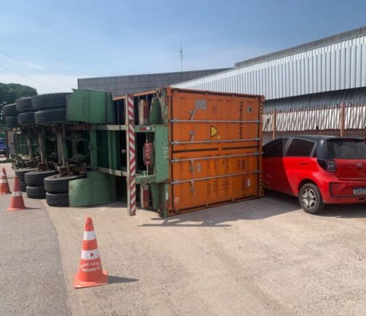 Acidente na Bola da Gillete: contêiner se desprende de carreta e quase provoca tragédia no Distrito Industrial I