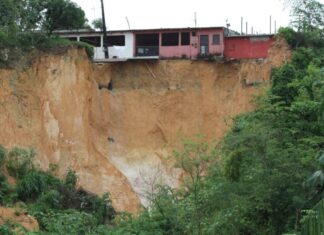Rua cede novamente no Conjunto Canaranas e cinco residências são interditadas em Manaus