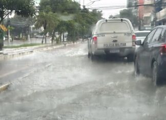 Ruas viram rios após temporal atingir Manaus nesta terça-feira