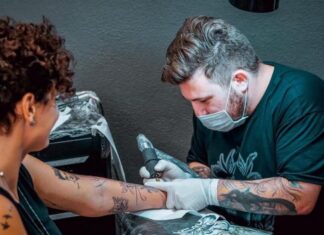 Tinta de tatuagem, sobretudo preta e vermelha, pode causar inflamação e impactar eficácia de vacinas, diz PNAS