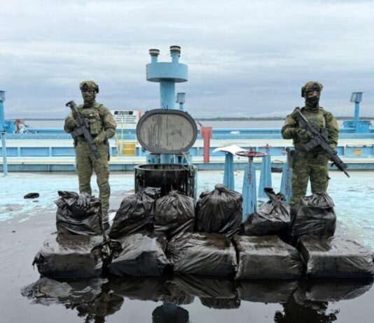 Polícia Militar do Amazonas intercepta balsa petroleira vinda do Peru com 370 kg de cloridrato de cocaína