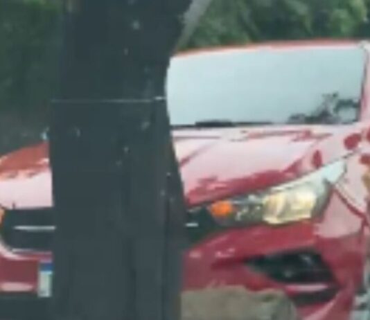 Acidente entre dois veículos deixa trânsito lento na Avenida Coronel Teixeira em Manaus