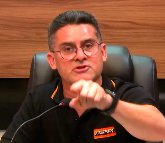Segundo pior prefeito do país em avaliação, David Almeida desdenha pesquisas e chama população de “otária” por confiar nos dados