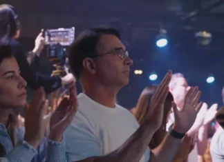 Flávio Bolsonaro participa de culto nos EUA e anuncia decisão de seguir Jesus