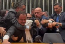 Deputado do PSOL é arrancado da cadeira de Hugo Motta em meio a crise e tentativa de cassação