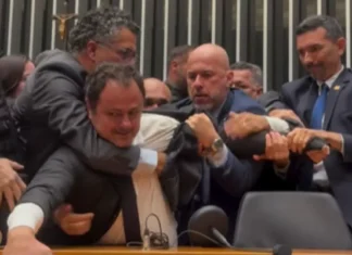 Deputado do PSOL é arrancado da cadeira de Hugo Motta em meio a crise e tentativa de cassação