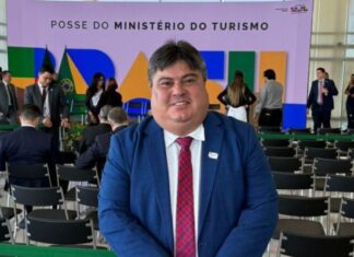 Presidente David Reis participa da posse do novo ministro do Turismo em Brasília