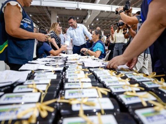 Governador Wilson Lima entrega 2 mil óculos e reforça atendimento oftalmológico no Amazonas