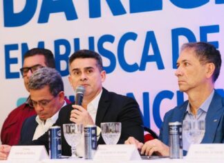 Ato político organizado por David Almeida tem três prefeitos dos 61 convidados