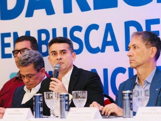 Ato político organizado por David Almeida tem três prefeitos dos 61 convidados