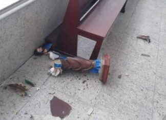 Mulher provoca caos em igreja ao quebrar imagens e lançar Bíblia no chão