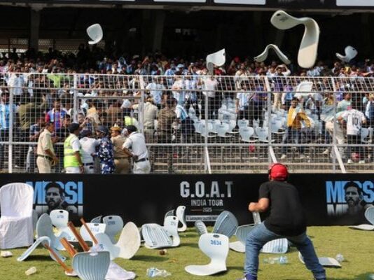 Caos na visita de Messi à Índia: público destrói estádio em confusão e leva à prisão do organizador
